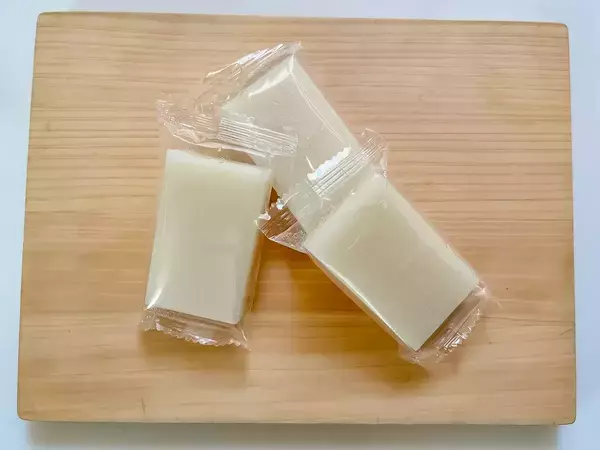 餅を半分にカットして…　挟んだものに「息子がパクパク」「めっちゃ合う」