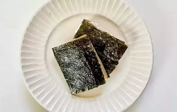 餅を半分にカットして…　挟んだものに「息子がパクパク」「めっちゃ合う」