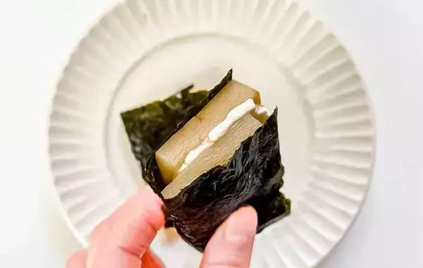 餅を半分にカットして…　挟んだものに「息子がパクパク」「めっちゃ合う」