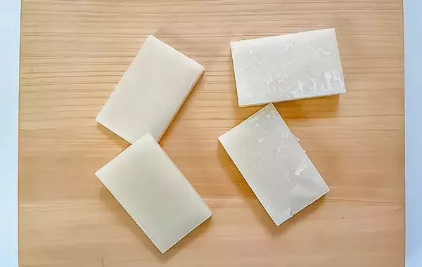 餅を半分にカットして…　挟んだものに「息子がパクパク」「めっちゃ合う」