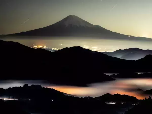 富士山に向かって流れる『火球』　写真家がとらえた奇跡に「強力な願い事が叶いそう」