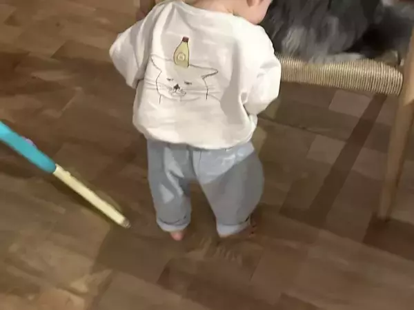 『猫に習った挨拶』をする赤ちゃん　写真に１１万いいね！「一生癒される」「最高」