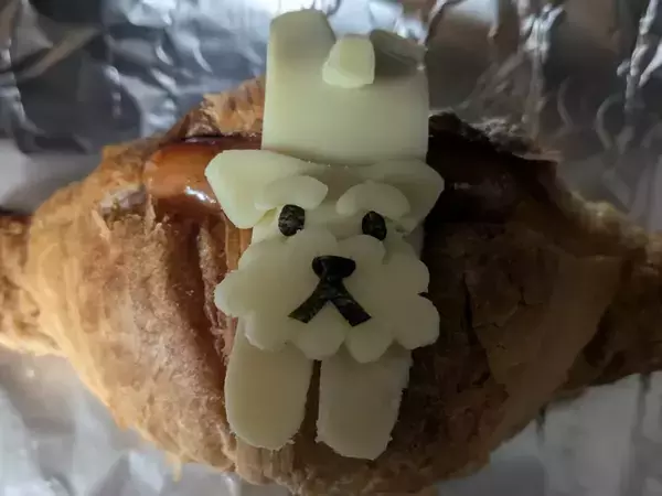 クロワッサンにのせた『チーズ犬』　焼いたら…「めちゃくちゃ笑った」「元気が出る」