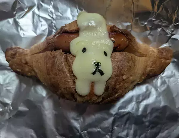 クロワッサンにのせた『チーズ犬』　焼いたら…「めちゃくちゃ笑った」「元気が出る」
