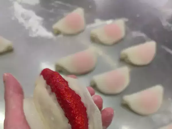 和菓子職人「包み切れなくて…」　巨大イチゴ大福に「斬新な形」「福がありそう」