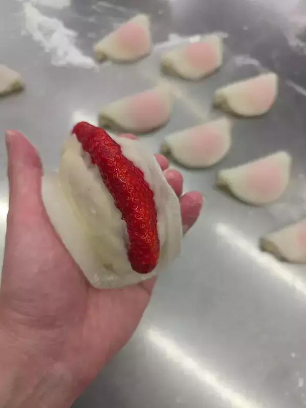 和菓子職人「包み切れなくて…」　巨大イチゴ大福に「斬新な形」「福がありそう」