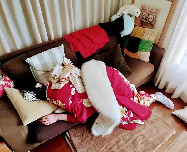 振袖姿で帰宅した娘、その後の姿に和む！　「あらあら…！」「大人と子供の間を行き来しているよう」