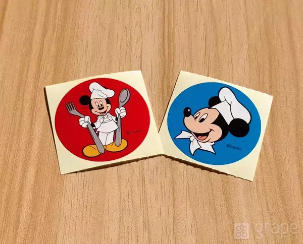 ディズニーで「シールが欲しい」と伝えると… 無料でもらえる『スマホサイズの限定シール』がこんなにあった！