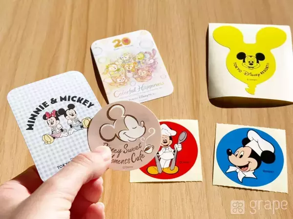 ディズニーで「シールが欲しい」と伝えると… 無料でもらえる『スマホサイズの限定シール』がこんなにあった！