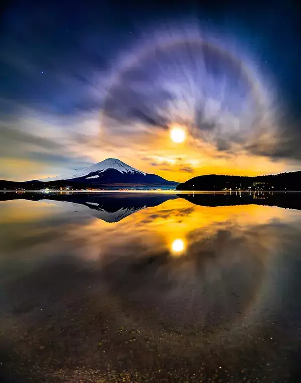 湖に映るのは、富士山と…？　写真家がとらえた『奇跡の1枚』に「何かが出てきそう」「素晴らしい光景」