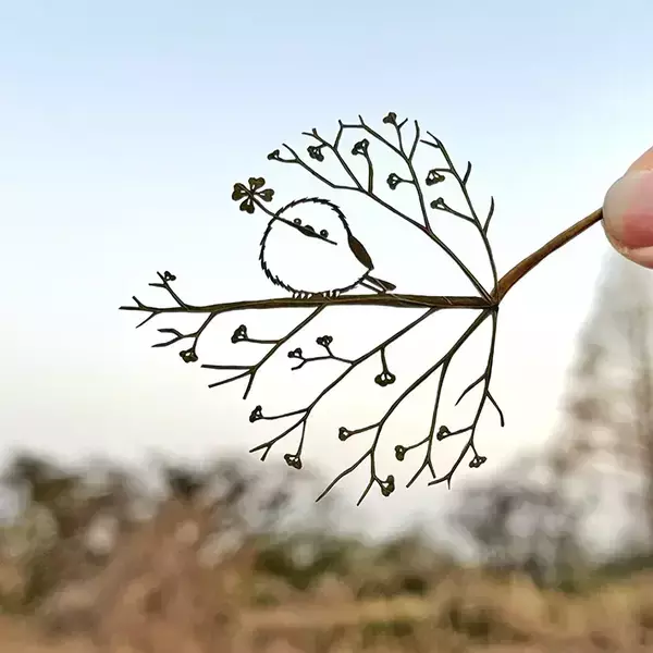 葉っぱの葉脈を生かして…　シマエナガの切り絵に「すごすぎる」「天才です」