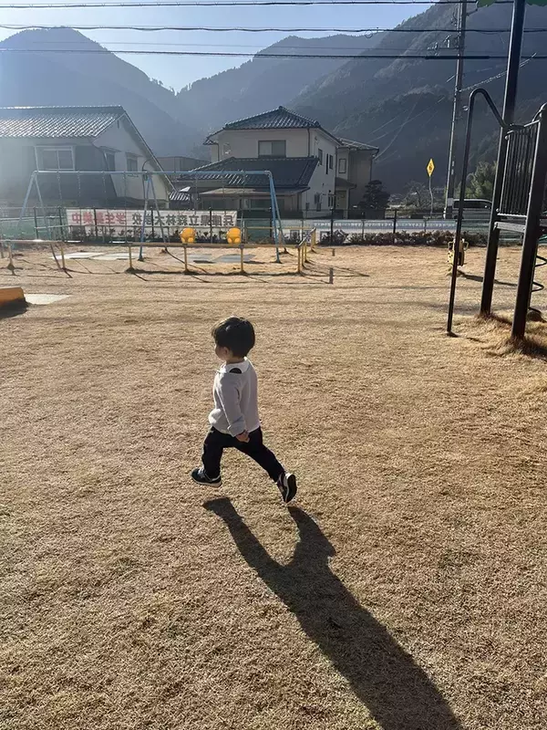 「移動速度が速すぎて…」　2歳児を撮った1枚に「分かるな～」「ウキウキが伝わる」