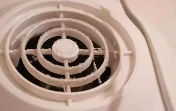 割り箸に紙を巻くだけ？　換気扇の掃除テクに「ごっそり取れた」「快感」【掃除テク4選】