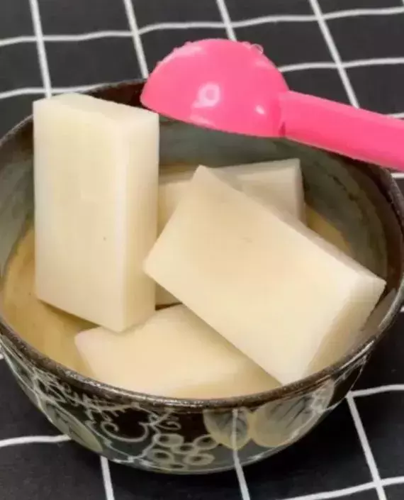 切り餅にバターと卵黄を混ぜると？　完成品に「家族で争奪戦」「最高すぎる」