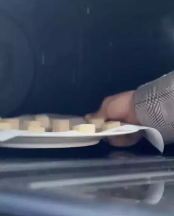 切り餅にバターと卵黄を混ぜると？　完成品に「家族で争奪戦」「最高すぎる」