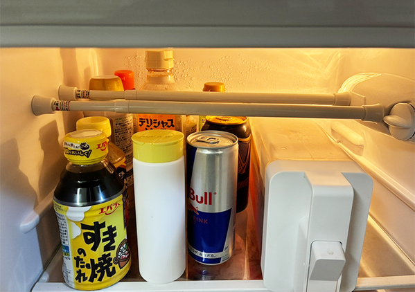 『短いつっぱり棒』はこう使う！　冷蔵庫の中がスッキリする『活用術』に「これ考えた人、天才」