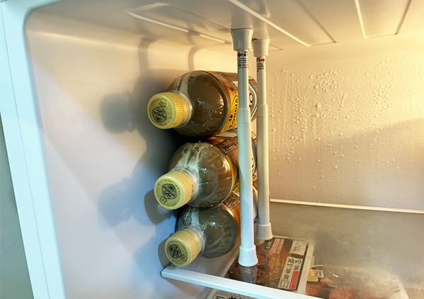 『短いつっぱり棒』はこう使う！　冷蔵庫の中がスッキリする『活用術』に「これ考えた人、天才」