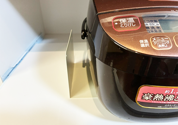 炊飯器にブックエンドを差し込むと…　便利な『収納アイディア』に「早く知りたかった」