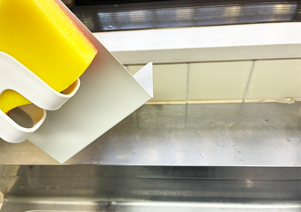 炊飯器にブックエンドを差し込むと…　便利な『収納アイディア』に「早く知りたかった」