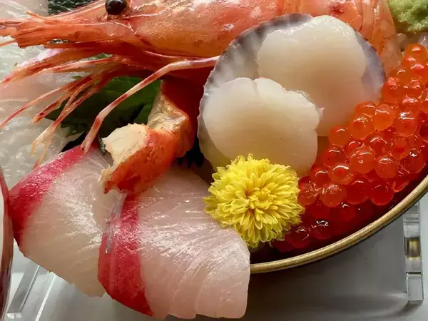 海鮮丼に添えられた『食用菊』　実はコレ…「ちょっと信じられない」「五度見した」