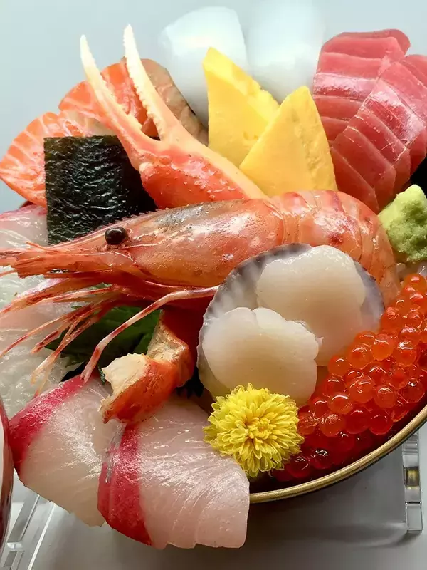 海鮮丼に添えられた『食用菊』　実はコレ…「ちょっと信じられない」「五度見した」