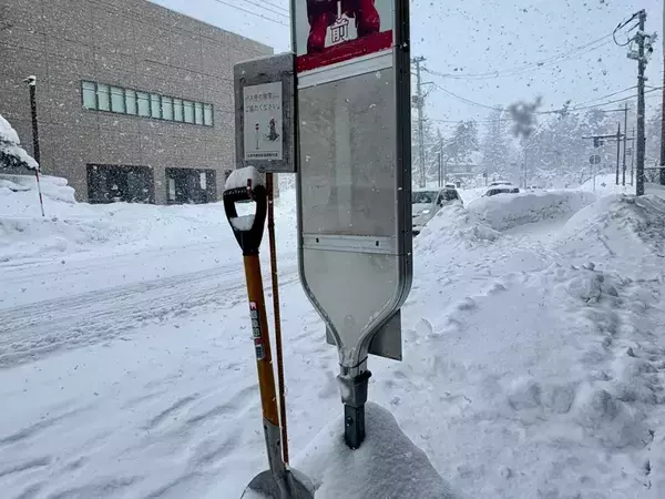【雪国あるある】青森のバス停、よく見ると…？　「初めて知った」「面白いな」