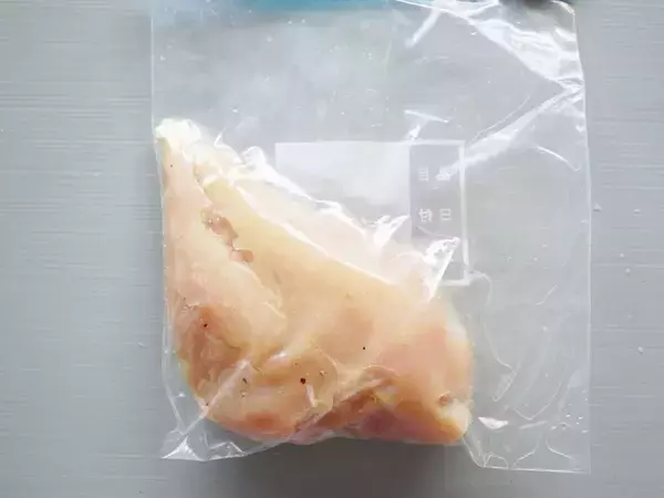 ジッパー袋を『机の角』に滑らせると？　驚きの結果に「快感すぎ」「頭いい」【調理テク4選】