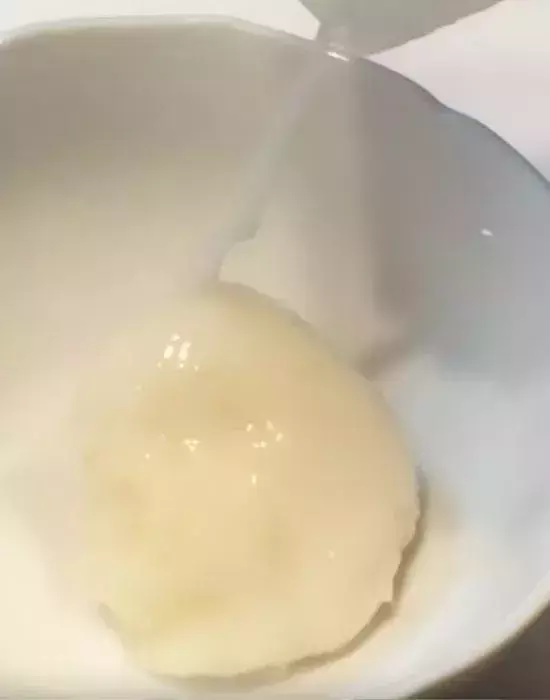 餅に『あずきアイス』をかけてみて！　完成した一品に「秒でなくなる」「極上」