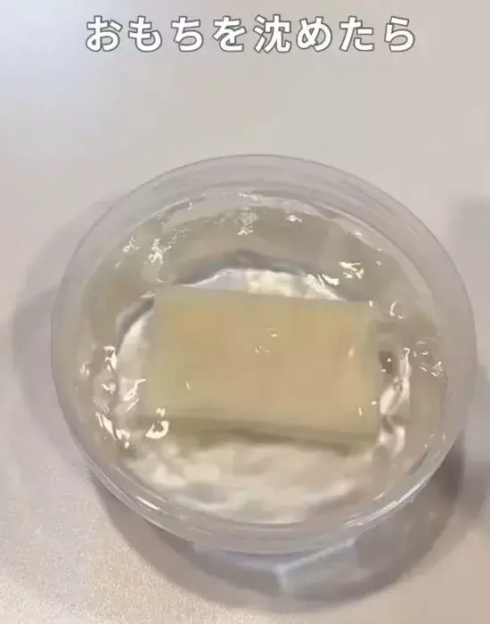 餅に『あずきアイス』をかけてみて！　完成した一品に「秒でなくなる」「極上」