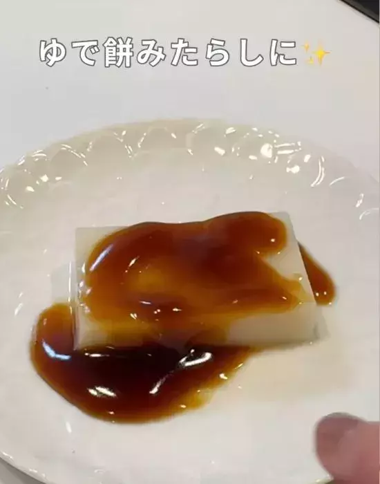 餅に『あずきアイス』をかけてみて！　完成した一品に「秒でなくなる」「極上」