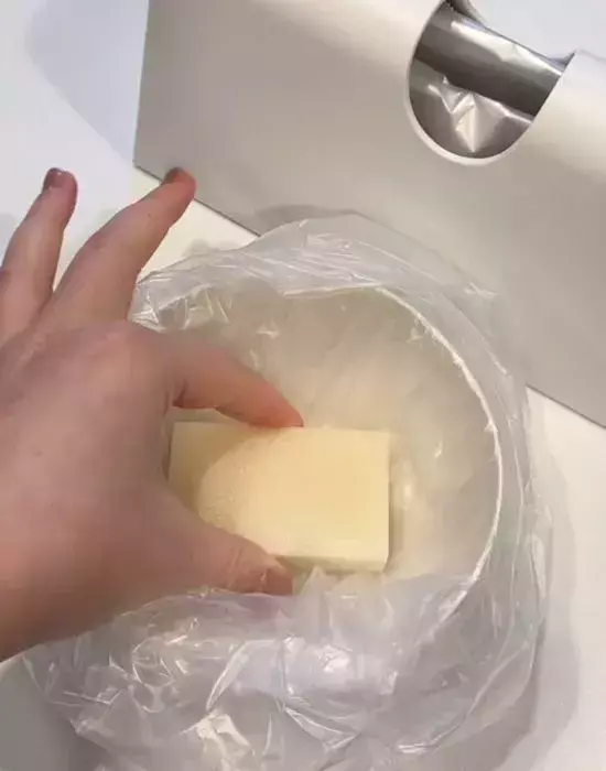 餅に『あずきアイス』をかけてみて！　完成した一品に「秒でなくなる」「極上」