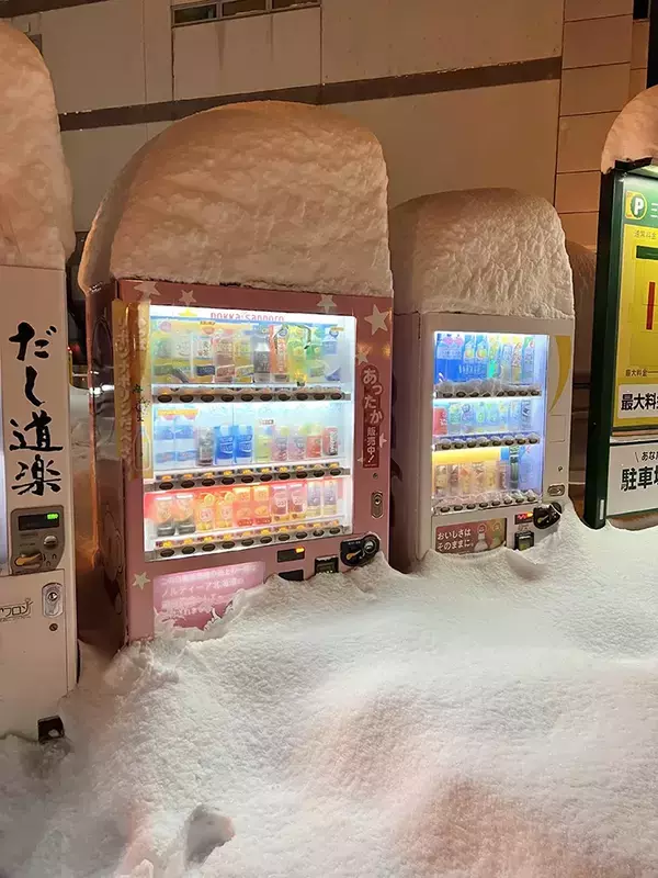 雪に埋まった自動販売機に「マジかよ」　道民が撮った光景が…？