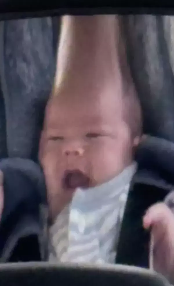 ベビーミラーに映る赤ちゃんの頭が？　まさかの姿に「反則です」「ごめん、声出して笑った」