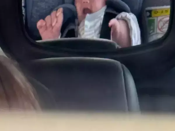 ベビーミラーに映る赤ちゃんの頭が？　まさかの姿に「反則です」「ごめん、声出して笑った」