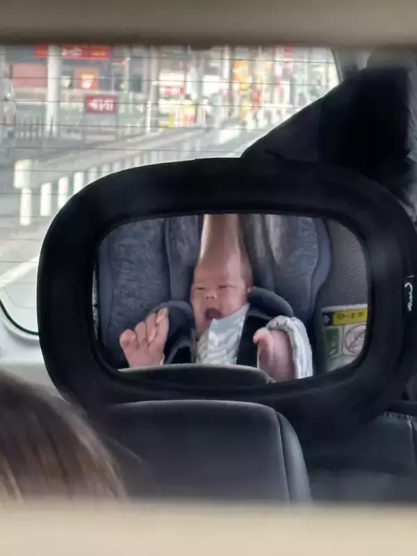 ベビーミラーに映る赤ちゃんの頭が？　まさかの姿に「反則です」「ごめん、声出して笑った」