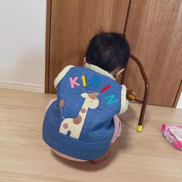 40数年お下がりされ続けた『昭和のベビー服』　1歳児が着ると？「時代を超えている」「家宝だ」