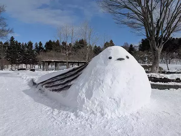 高さ2メートルのシマエナガ　正体に「何これかわいすぎる」「こんな機会は滅多にない」