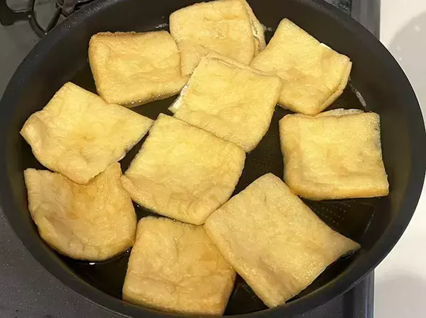 『切り餅の食べ方』が家族に大好評！　くるっと巻いたのは、甘く煮た…？【簡単レシピ】