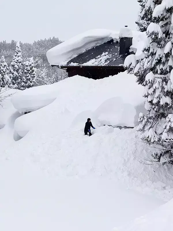 「今日は会社休みました」　男性が投稿した写真に「1秒で納得した」「ハードすぎるだろ」