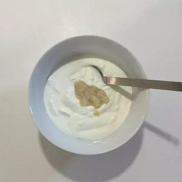 ヨーグルトに『塩こうじ』を混ぜると？　一晩置いた結果に「ビックリ」「早速試す」