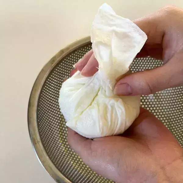 ヨーグルトに『塩こうじ』を混ぜると？　一晩置いた結果に「ビックリ」「早速試す」