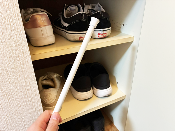 靴棚につっぱり棒を設置すると…　収納量が『倍』になる裏ワザに「これは助かる！」