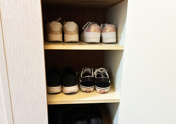 靴棚につっぱり棒を設置すると…　収納量が『倍』になる裏ワザに「これは助かる！」