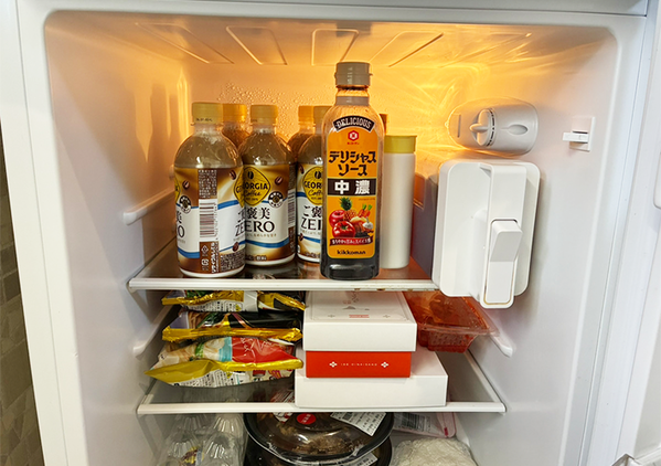 冷蔵庫がパンパンの時はブックエンドを使う！　収納アイディアに「救世主すぎる！」