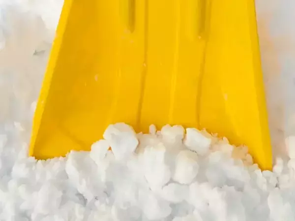 雪かきのショベルを壊した男性　ホームセンターで買ったものが？「最強で笑った」「自分も買おうかな」