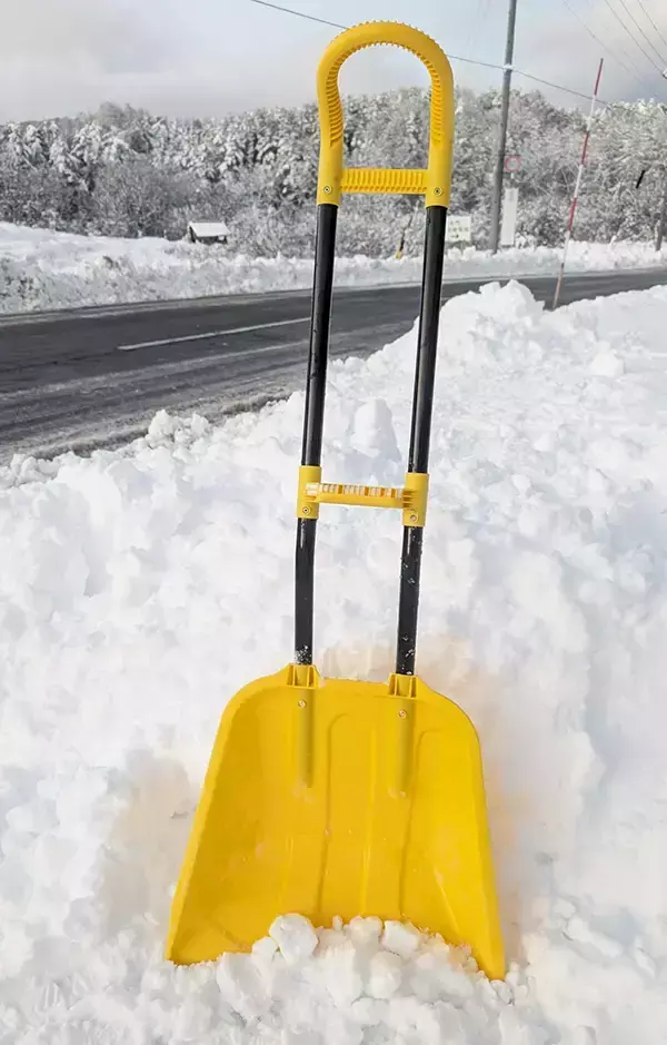 雪かきのショベルを壊した男性　ホームセンターで買ったものが？「最強で笑った」「自分も買おうかな」