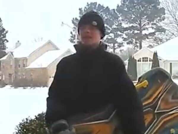 防犯カメラに映った、優しい世界　雪の日に近所の家にやってきた少年が…？「これは泣けた」