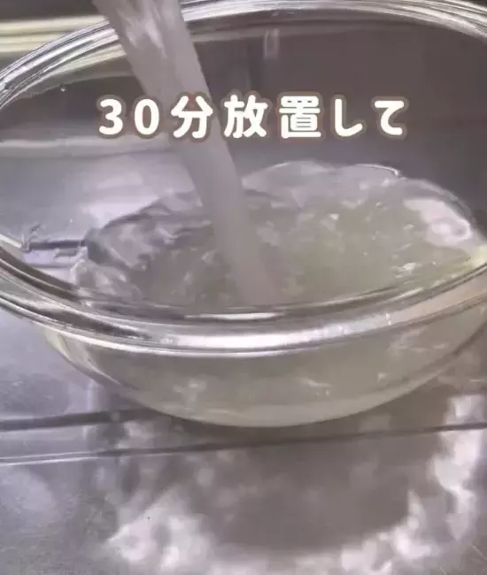 「もうブラシで擦らない」　水筒の茶渋を落とす『裏技』に「新品みたい」「放置するだけ」