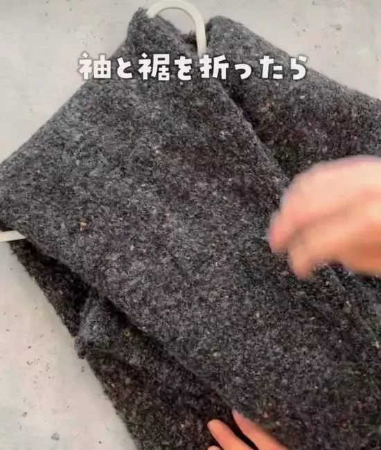 ニットを縦半分に折って？　意外な『かけ方』に「目からウロコ」「絶対やる」