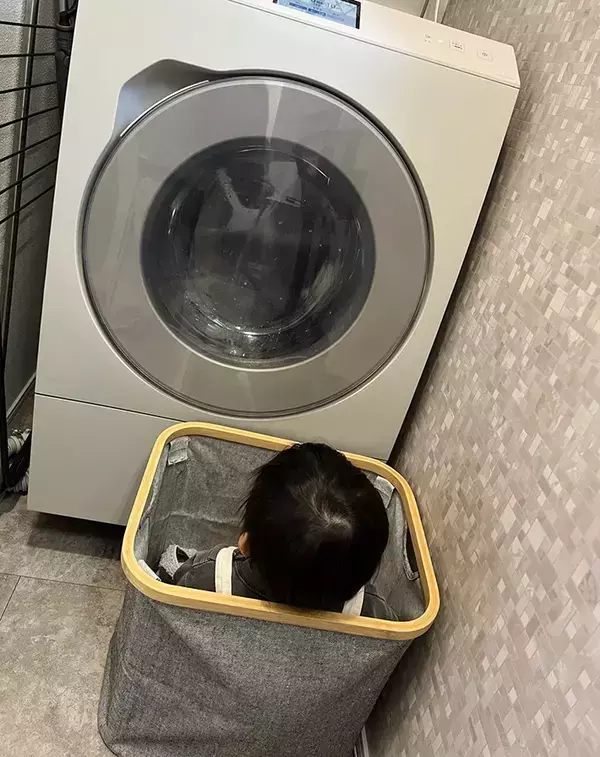 洗う物がないのに、洗濯機を回した『理由』にキュン！　「気持ちは分かる」「特等席だね」